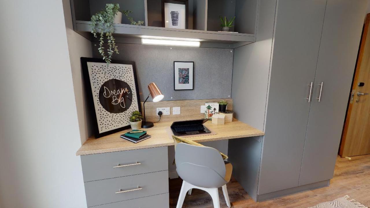 Iq Altus House Leeds Appartement Leeds  Buitenkant foto